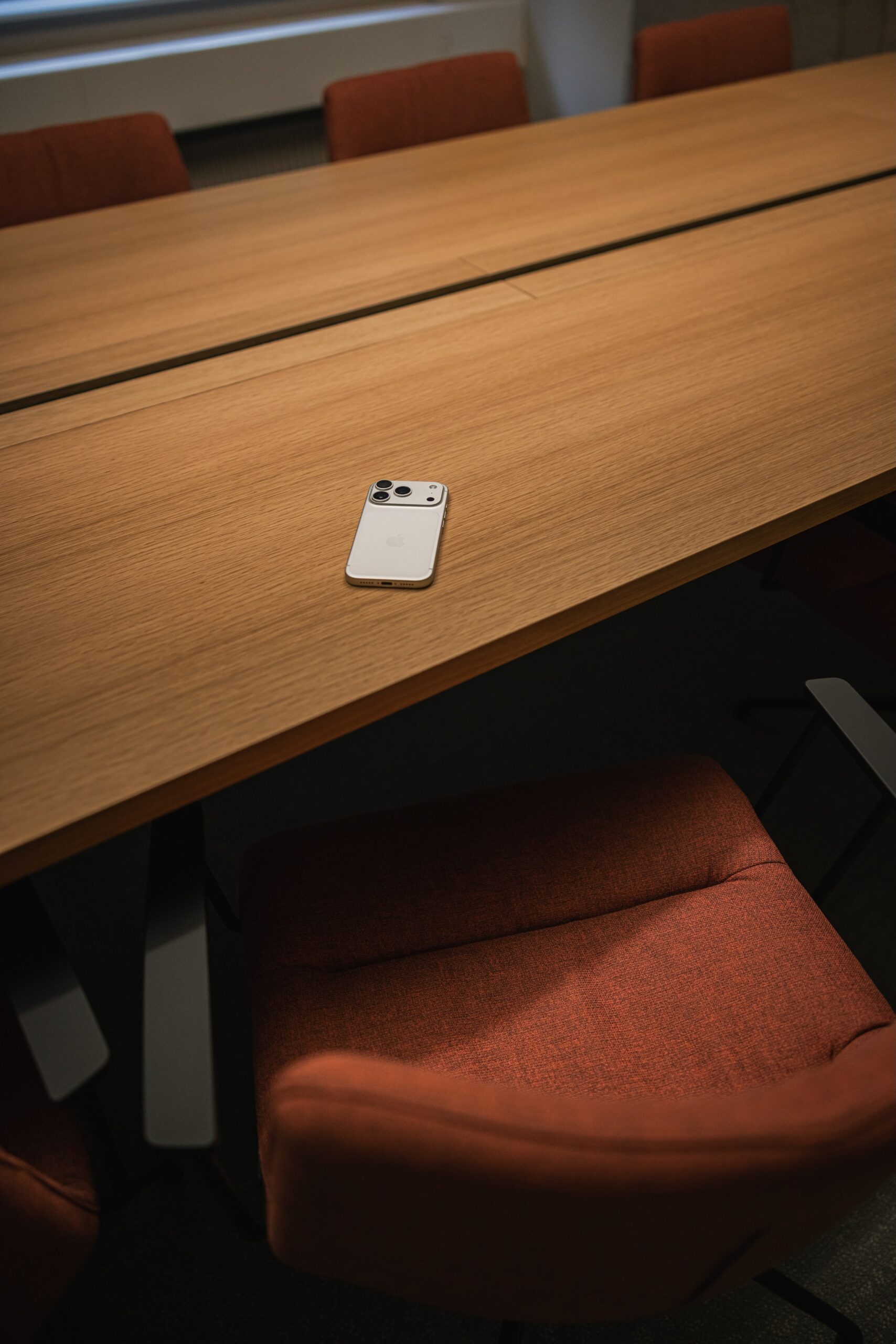 Sitzungstisch mit Handy auf dem Tisch und Stuhl
