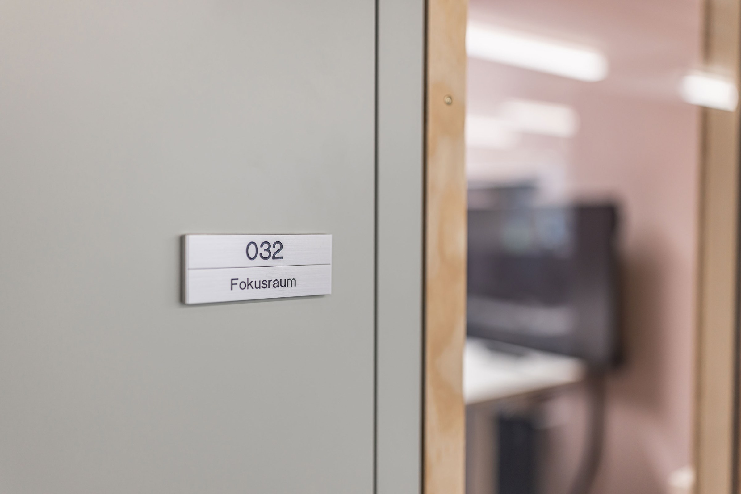 Türschild mit Raumbezeichnung „032 Fokusraum“.