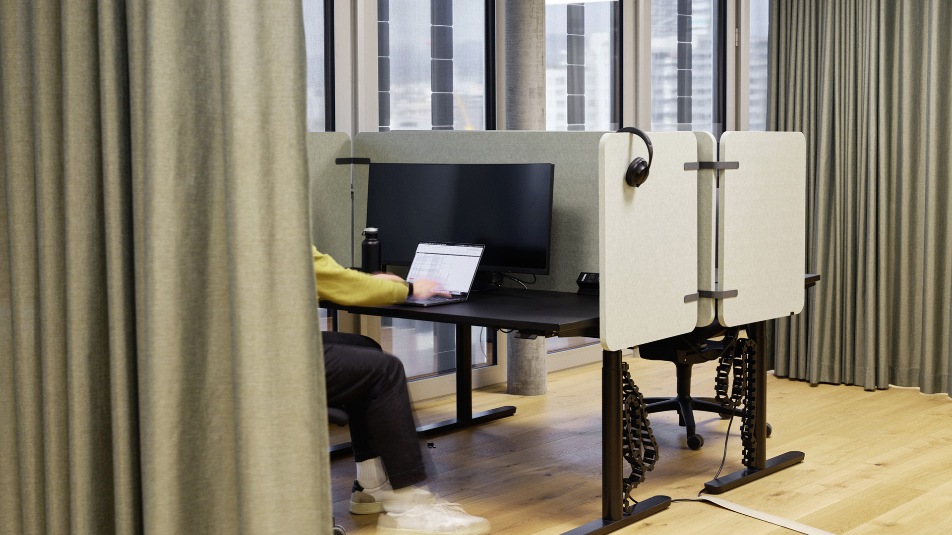 Arbeitsplatz mit Person die arbeitet.