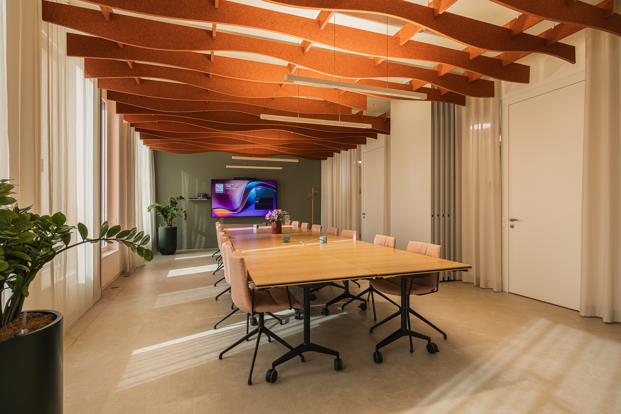 Sitzungszimmer mit Tisch und Stühlen