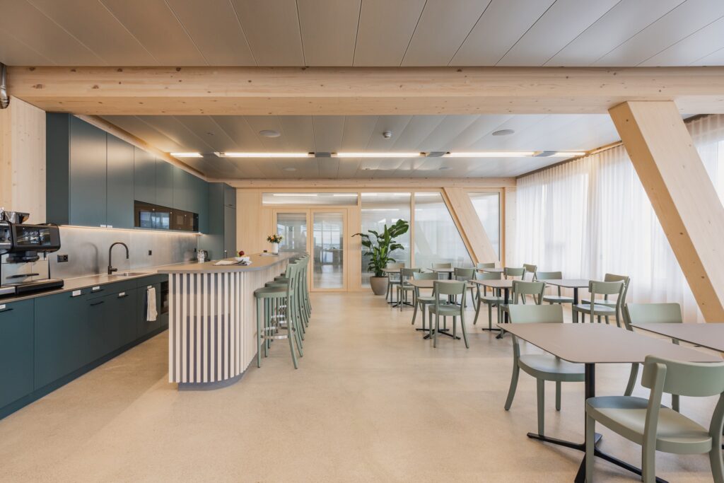 Kaffeetheke mit Hochstühlen mit Bistro ohne Menschen