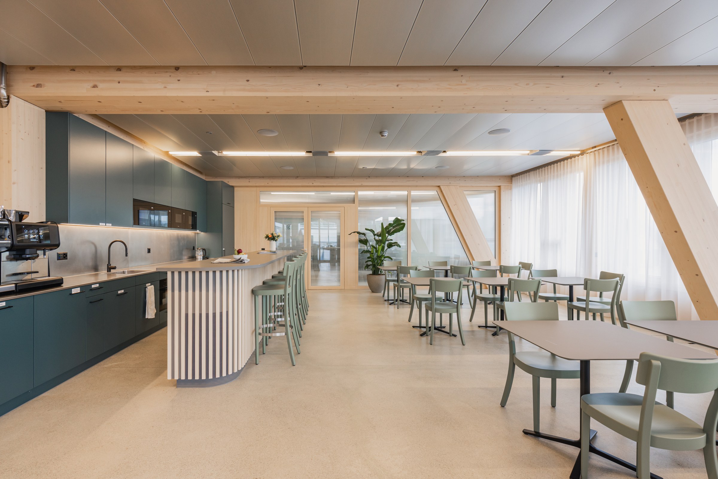 Kaffeetheke mit Hochstühlen mit Bistro ohne Menschen