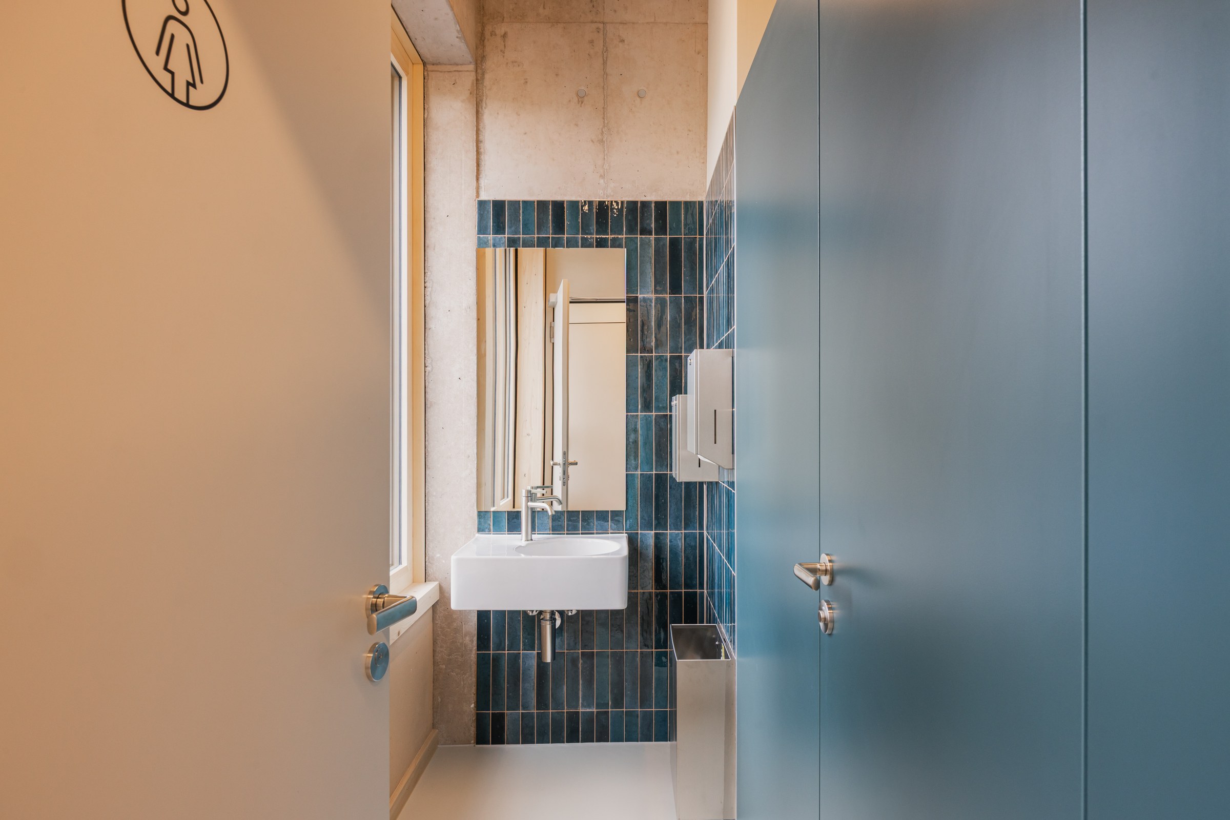 Badezimmer mit Spiegel