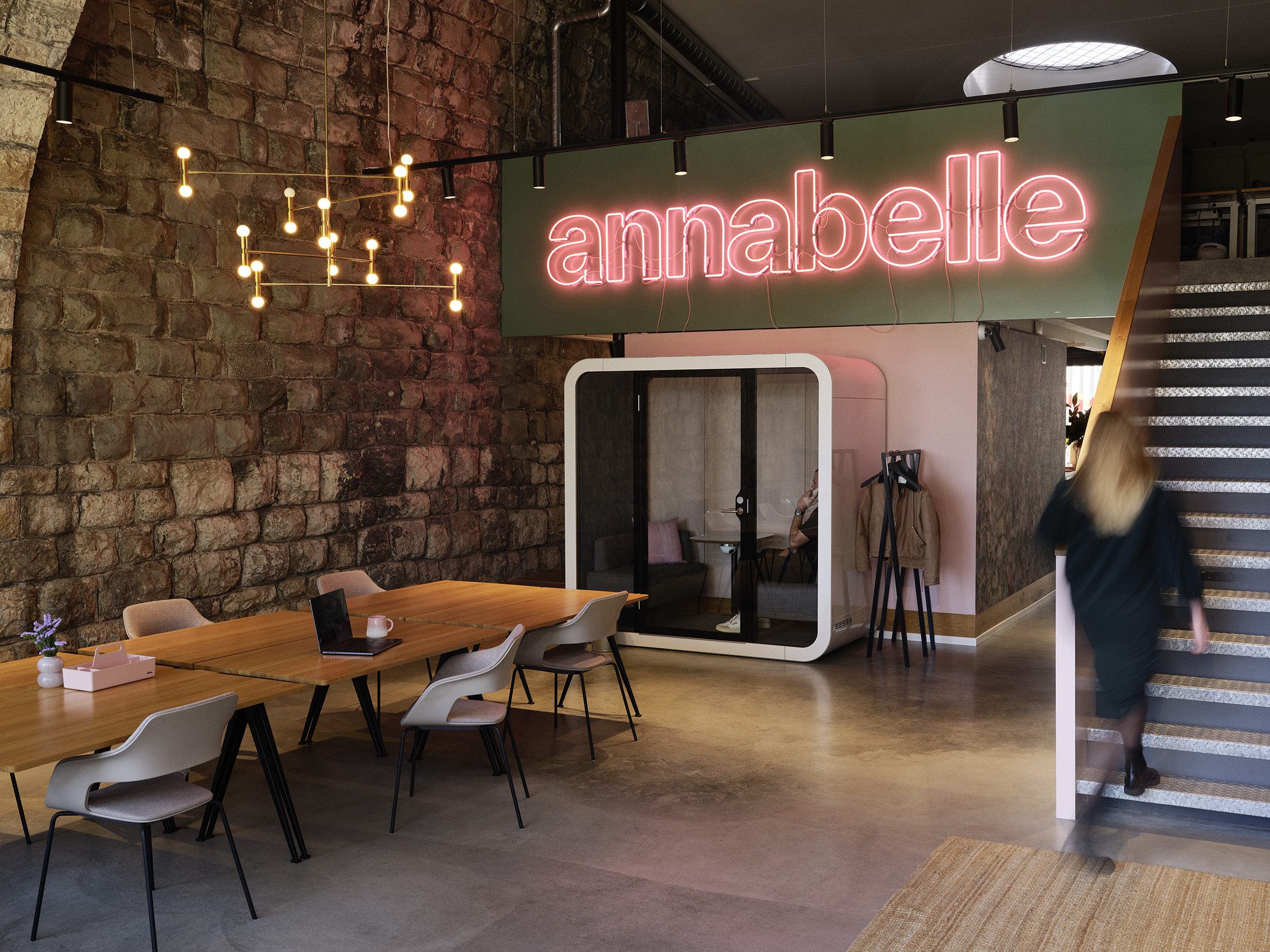 Meeting Bereich mit Leuchtreklame "Annabelle" und Telefonbox