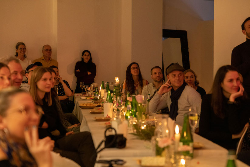 Menschen an einer Tafel mit Aufmerksamkeit in dieselbe Richtung.