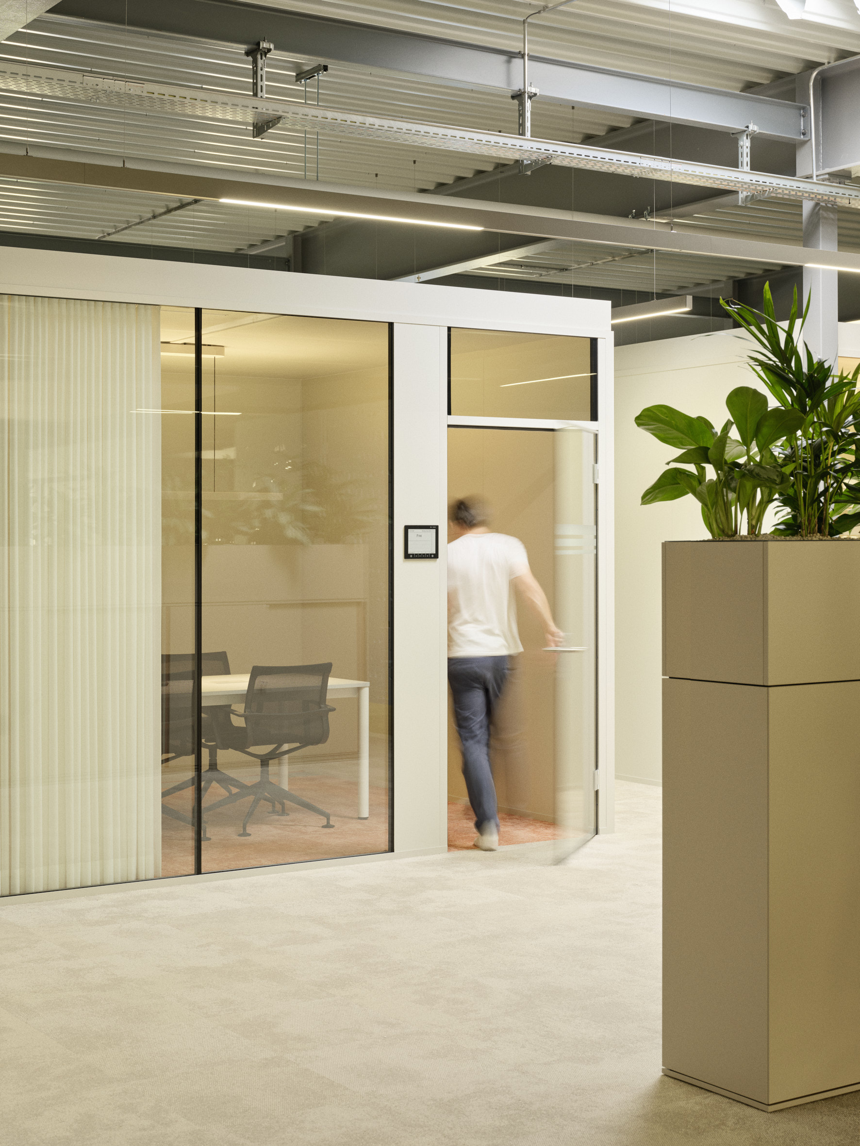 Sitzungszimmer mit einer Glasfront und Vorhang.