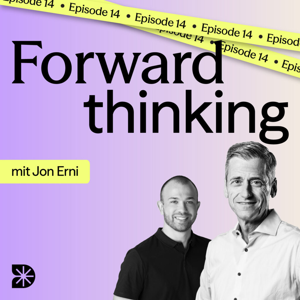 Podcast-Cover mit zwei Personen und einem Schriftzug.