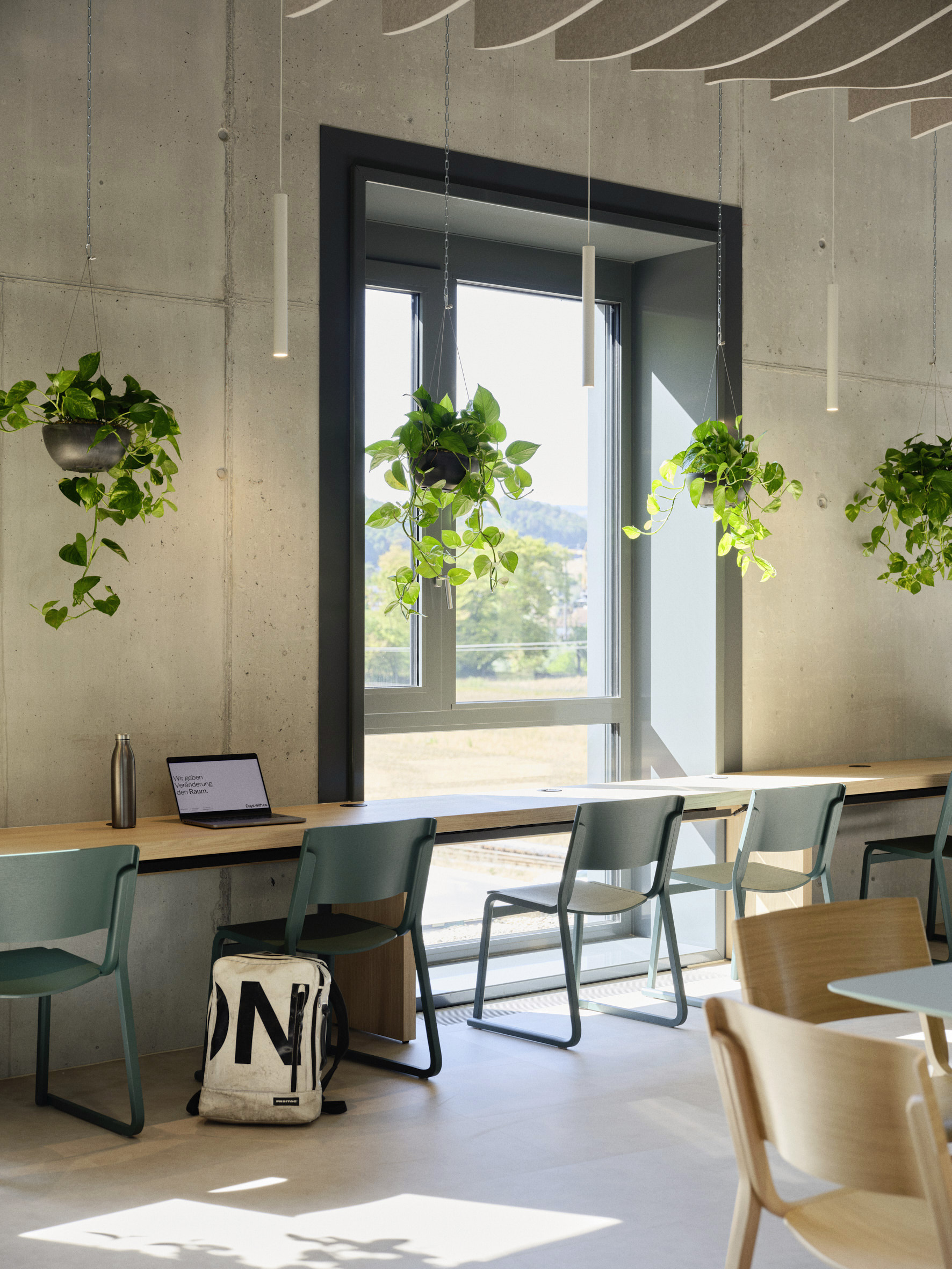 Cafeteria mit Stühlen entlang der Fensterfront.