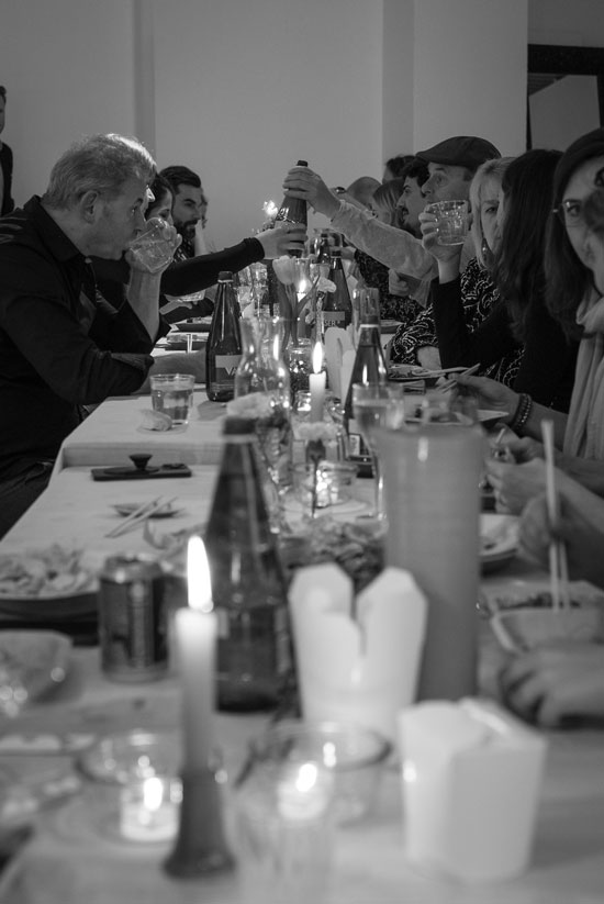 Menschen an einer langen Tafel schwarz weiss
