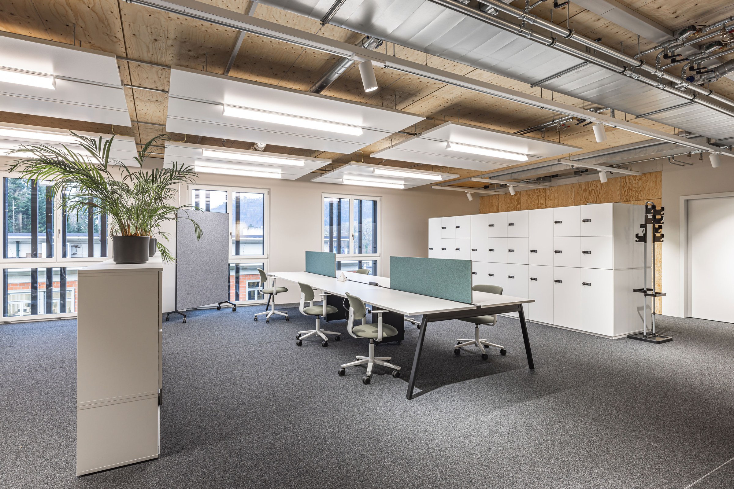 Flexibler Arbeitsbereich in modernem Büroambiente.