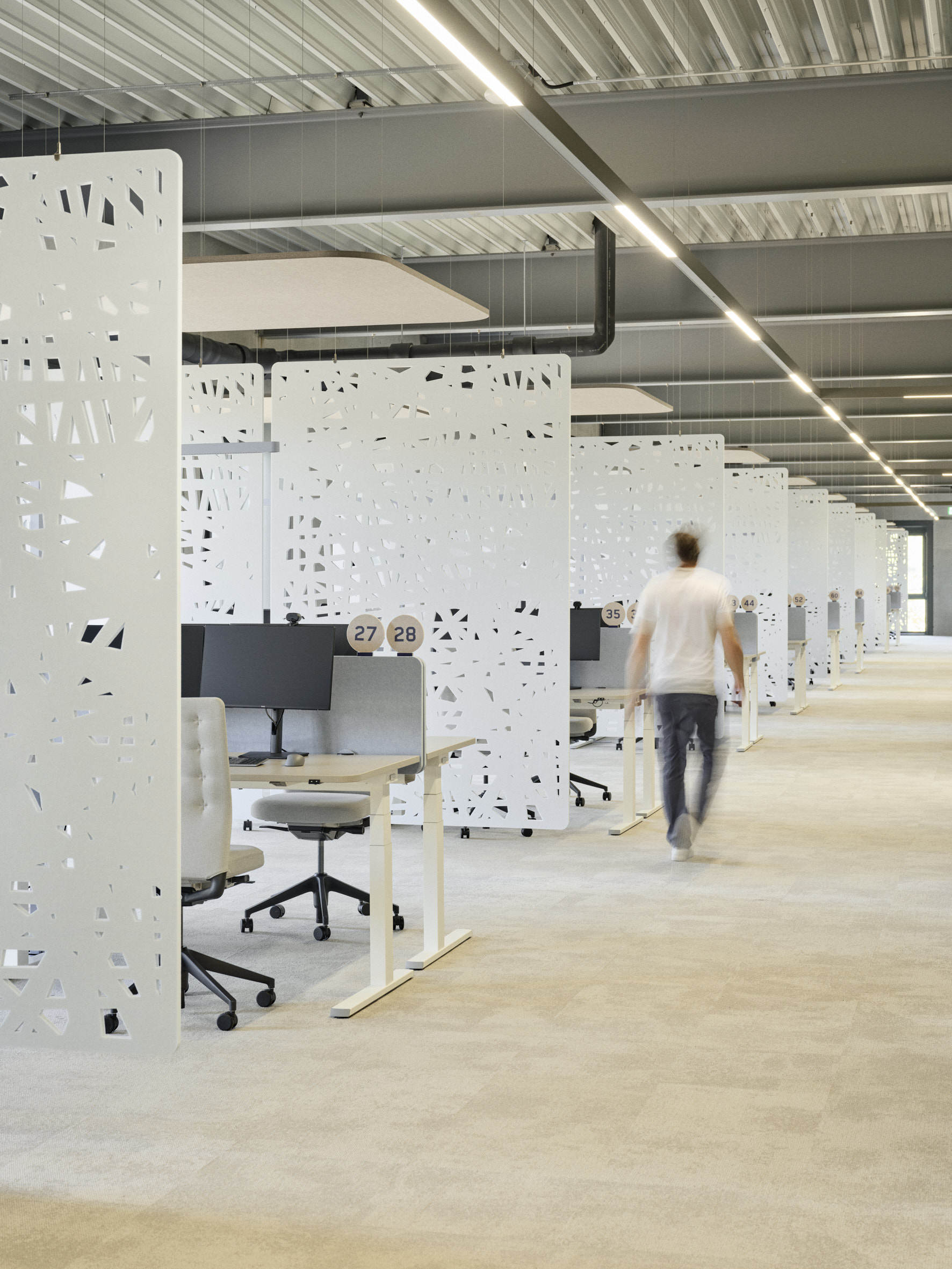 Verkehrswege im Büro mit laufendem Mensch.