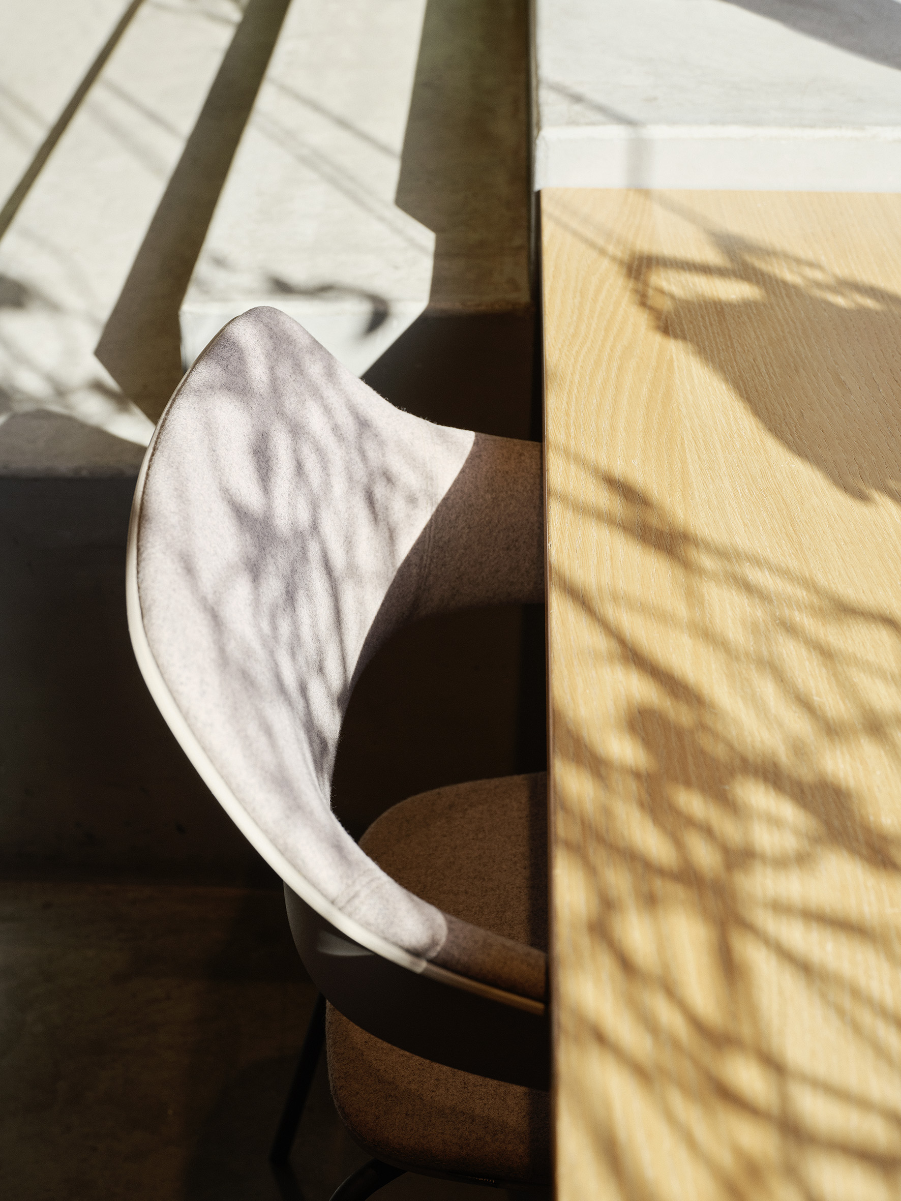 Arbeitsplatz von der Sonne angestrahlt
