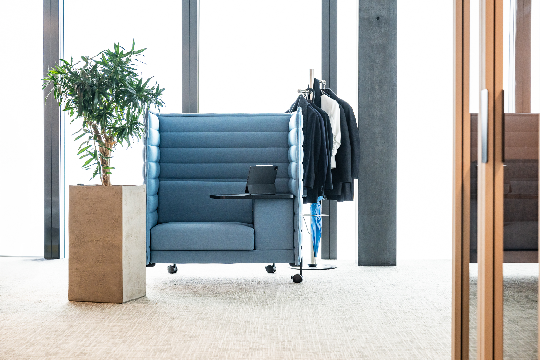 Moderne blaue Fokusbox mit integriertem Tisch.