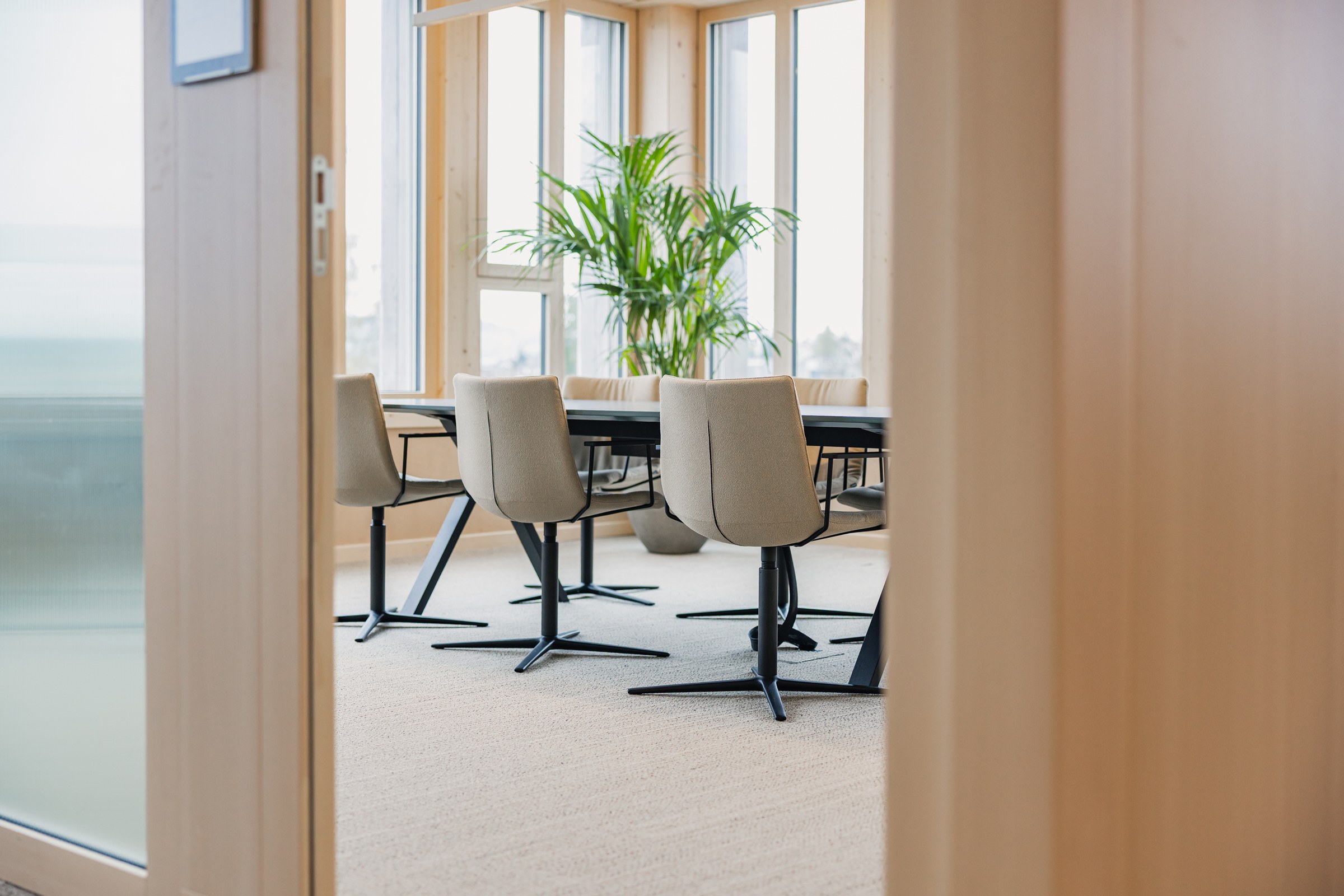Detailaufnahme Sitzungszimmer durch die Tür