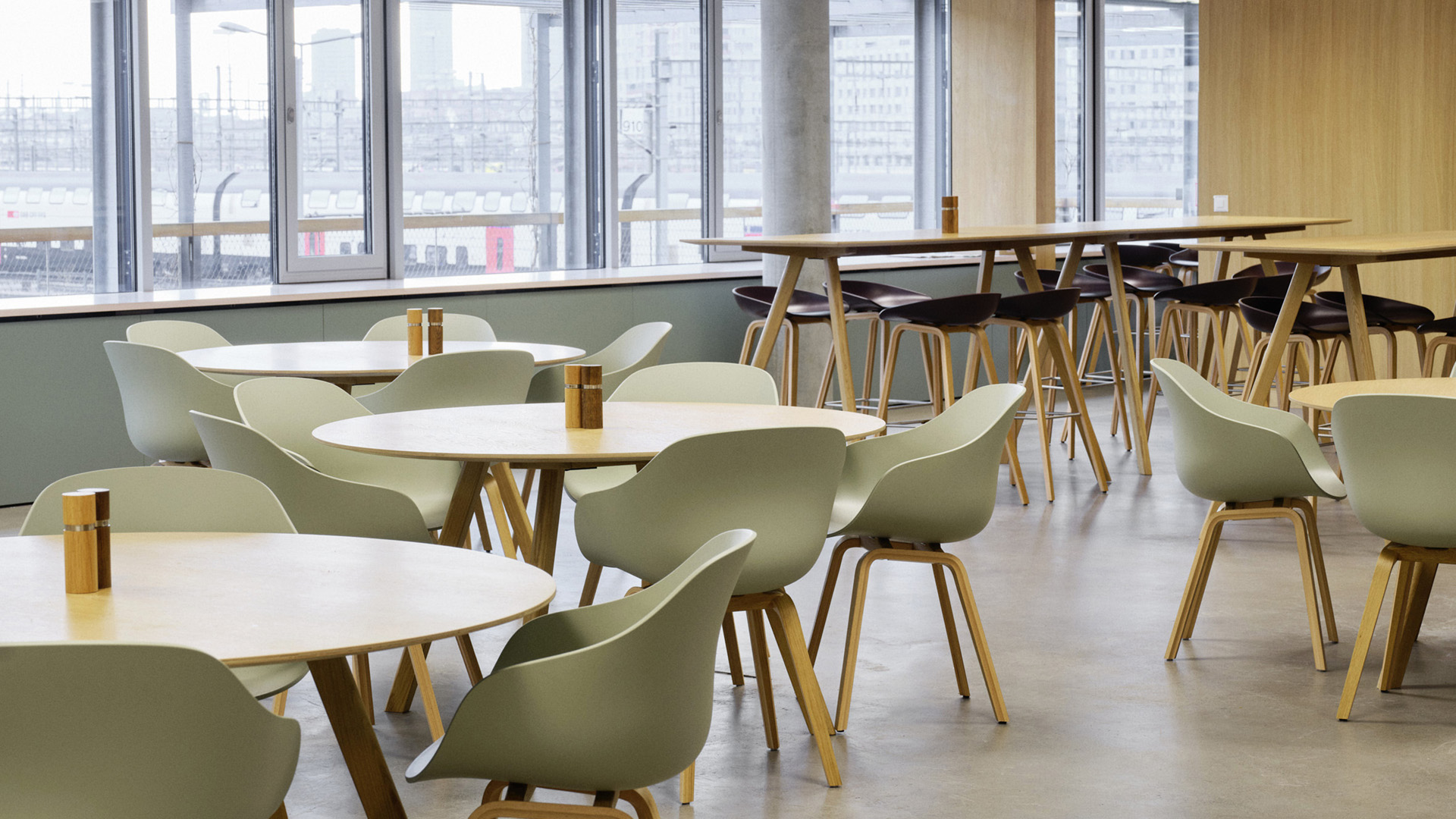 Weitwinkel einer Cafeteria mit Stühlen.