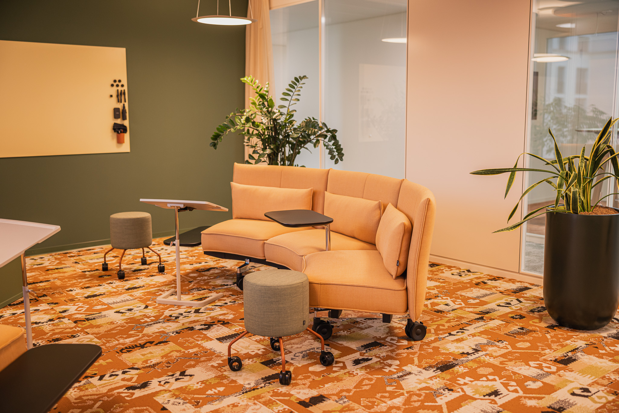 Workshopraum mit rundem Sofa