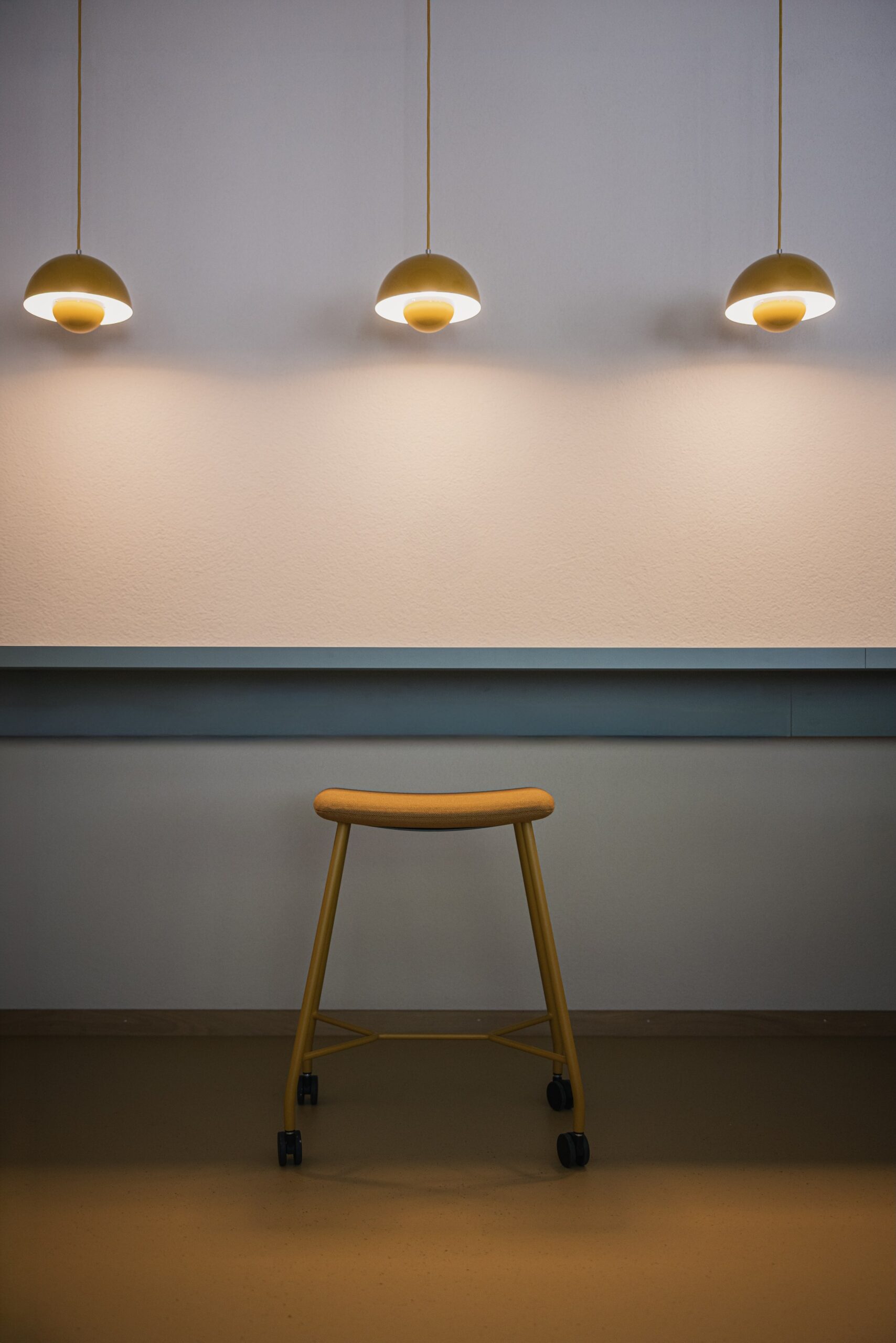 Nahaufnahme Hochtisch mit Lampen
