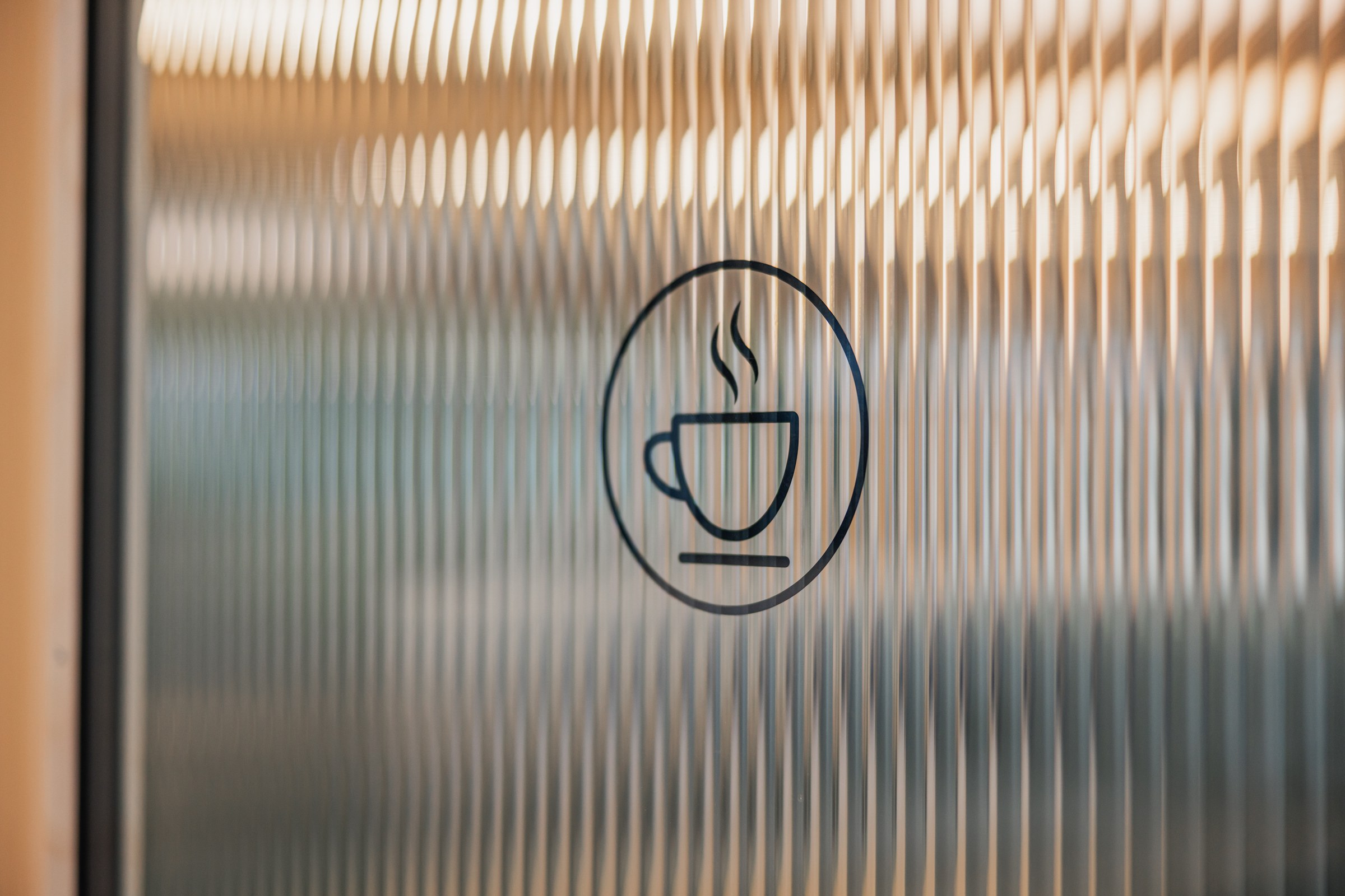 Kaffee-Zeichen an einer Tür