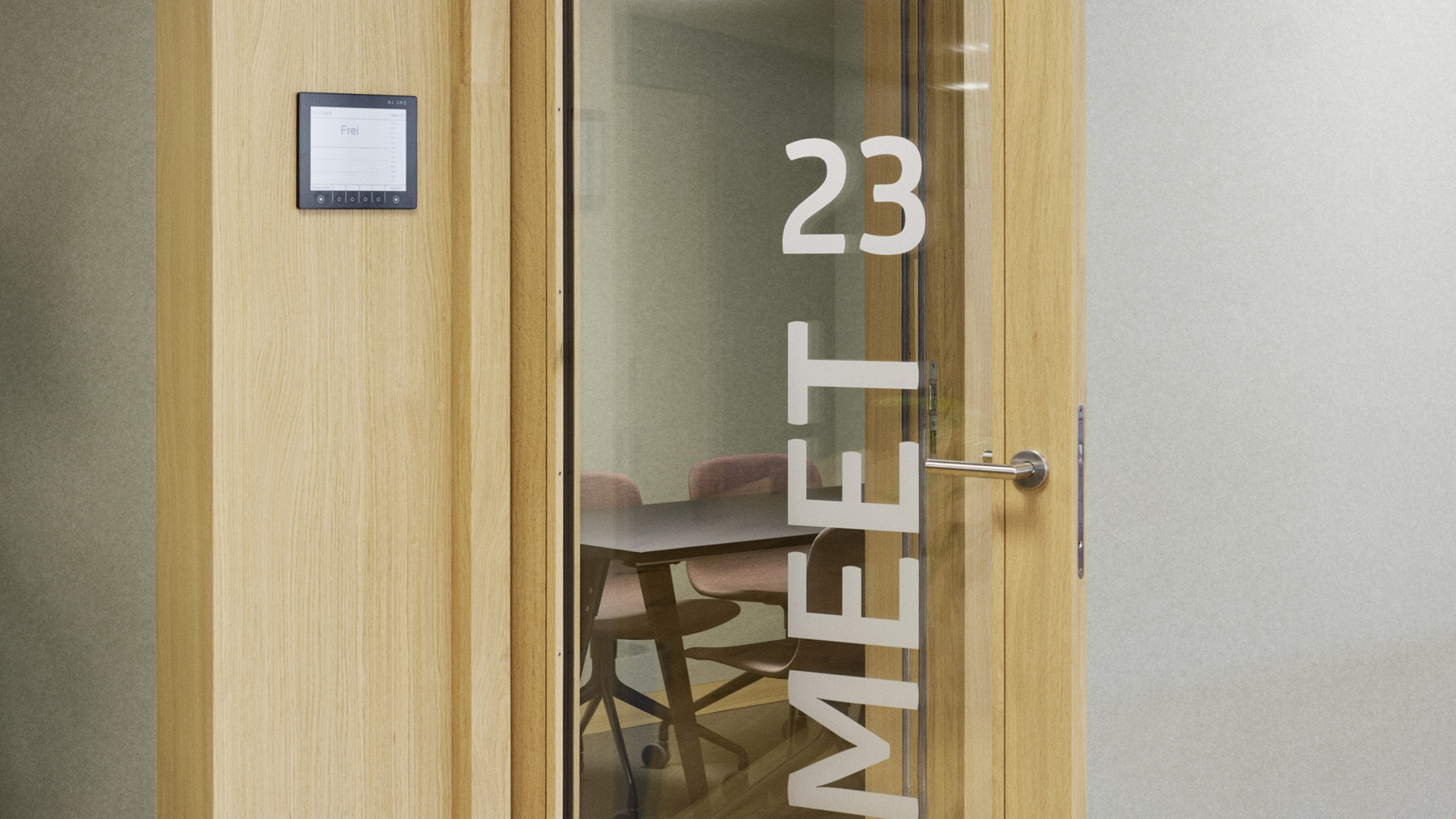 Türverkleidung mit Meetingzimmer im Hintergrund