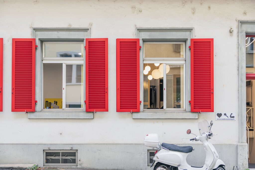 Fenster mit roten Läden.