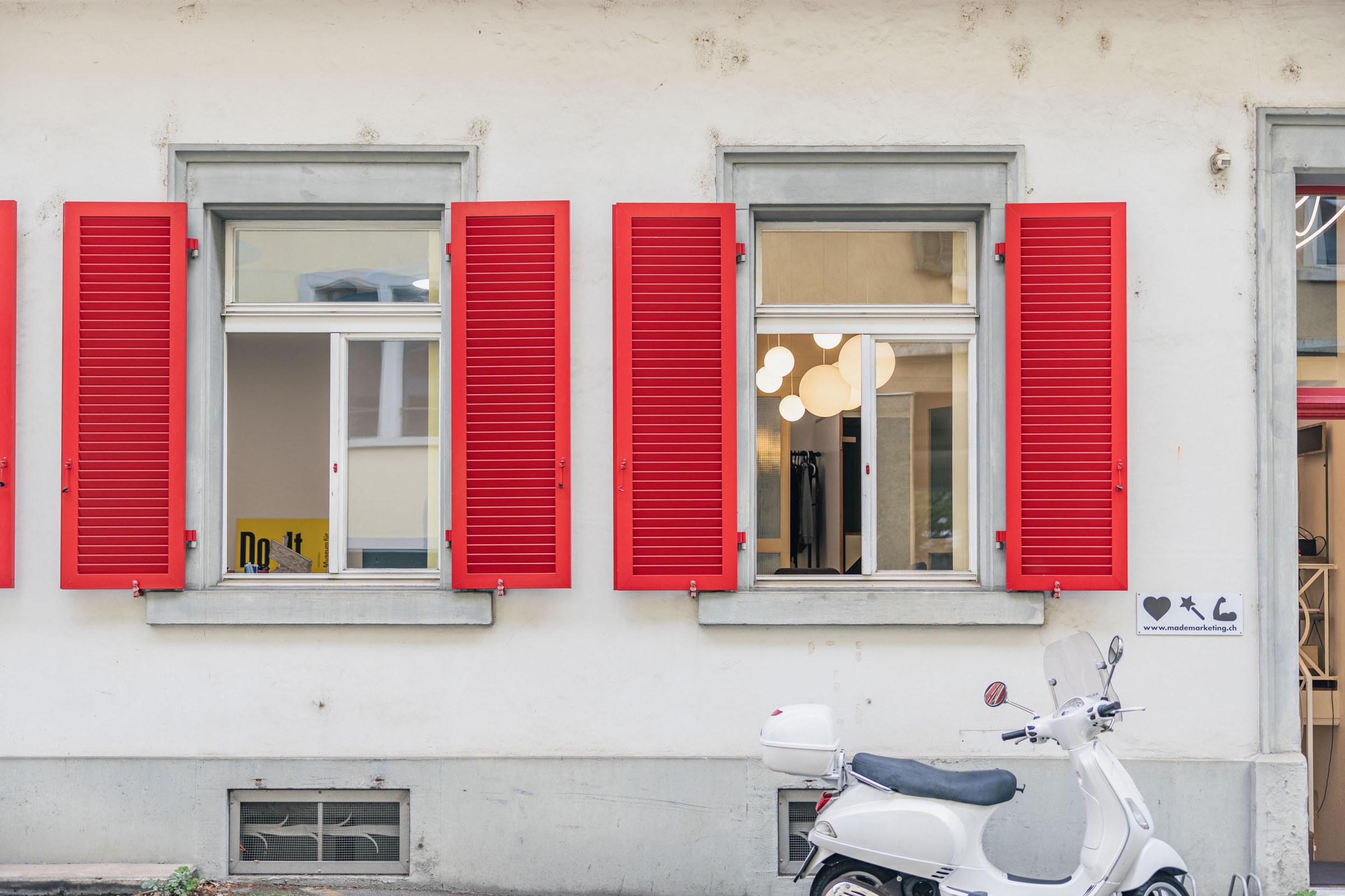 Fenster mit roten Läden.