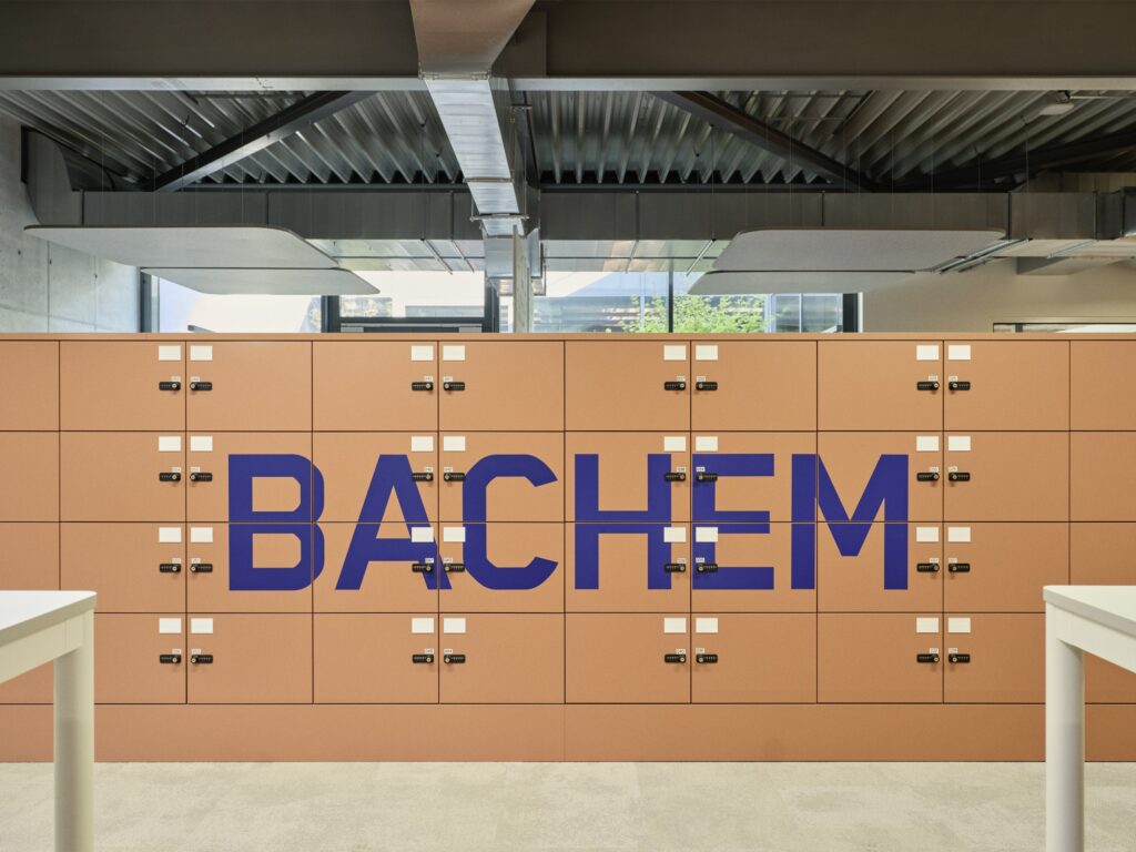Locker Frontansicht mit Schriftzug.