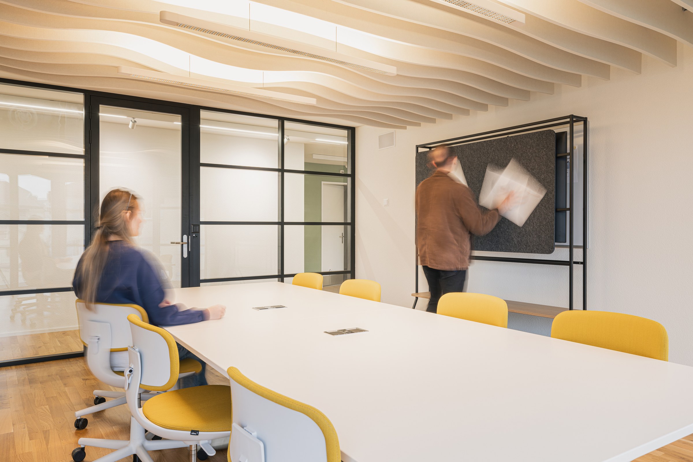 Workshopraum mit zwei Personen.