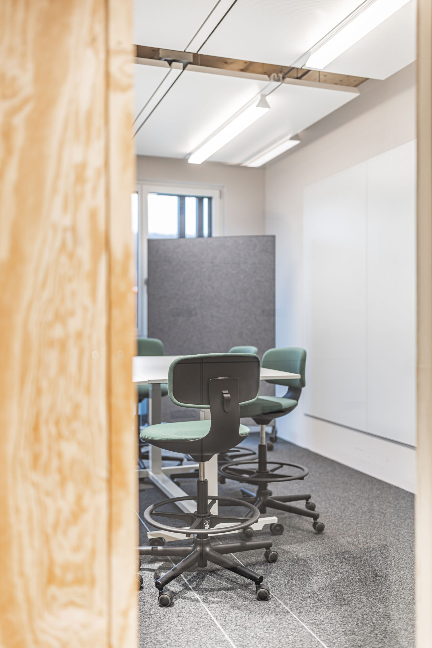Meeting-Spot mit Hochtisch und Barhockern. Minimalistisch und kommunikativ.