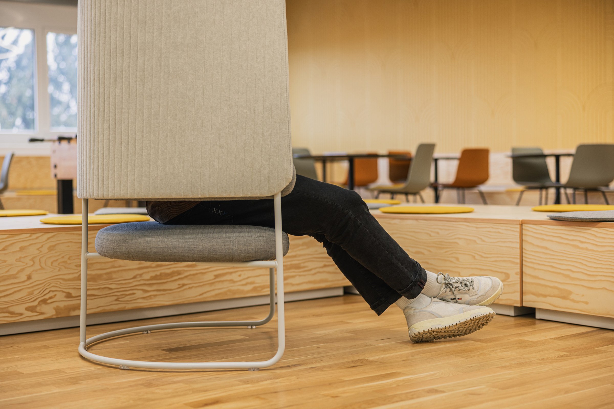Rückzugssessel mit Mann sitzend.