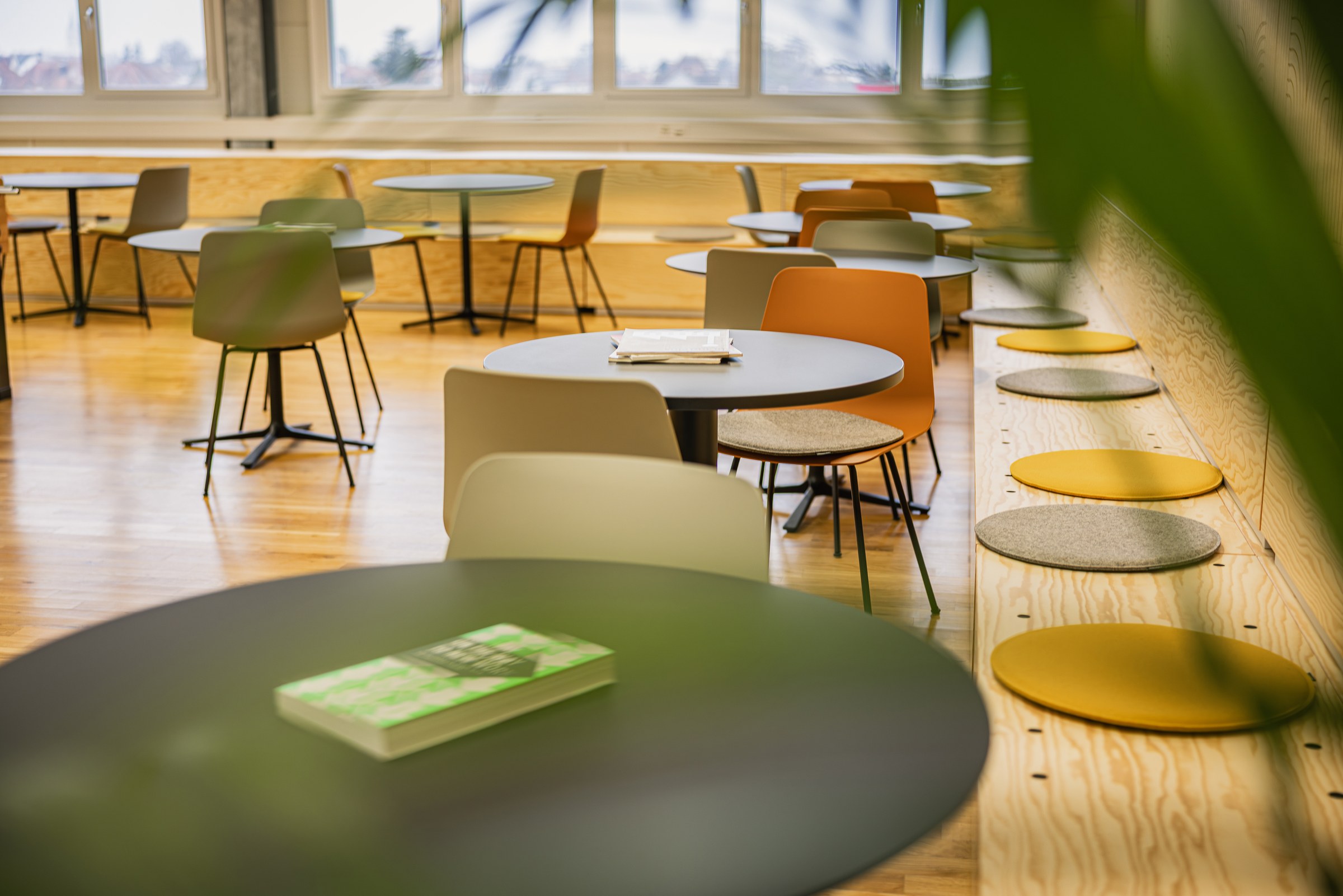 Cafeteria mit Stühlen.