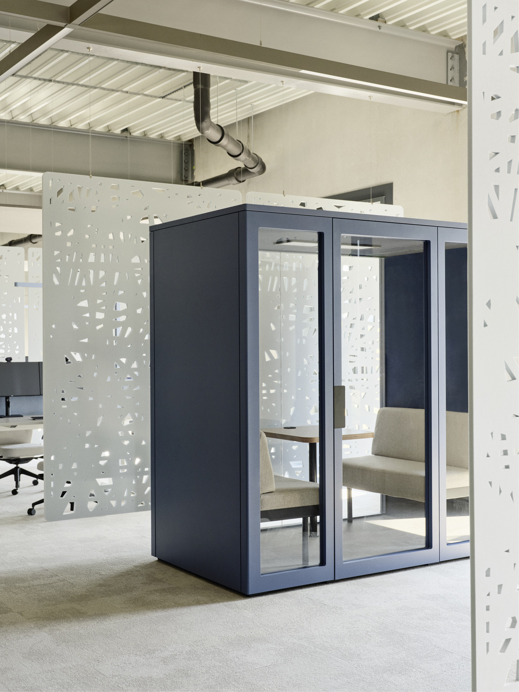 Blaue Besprechungsbox mit Sitzbank.