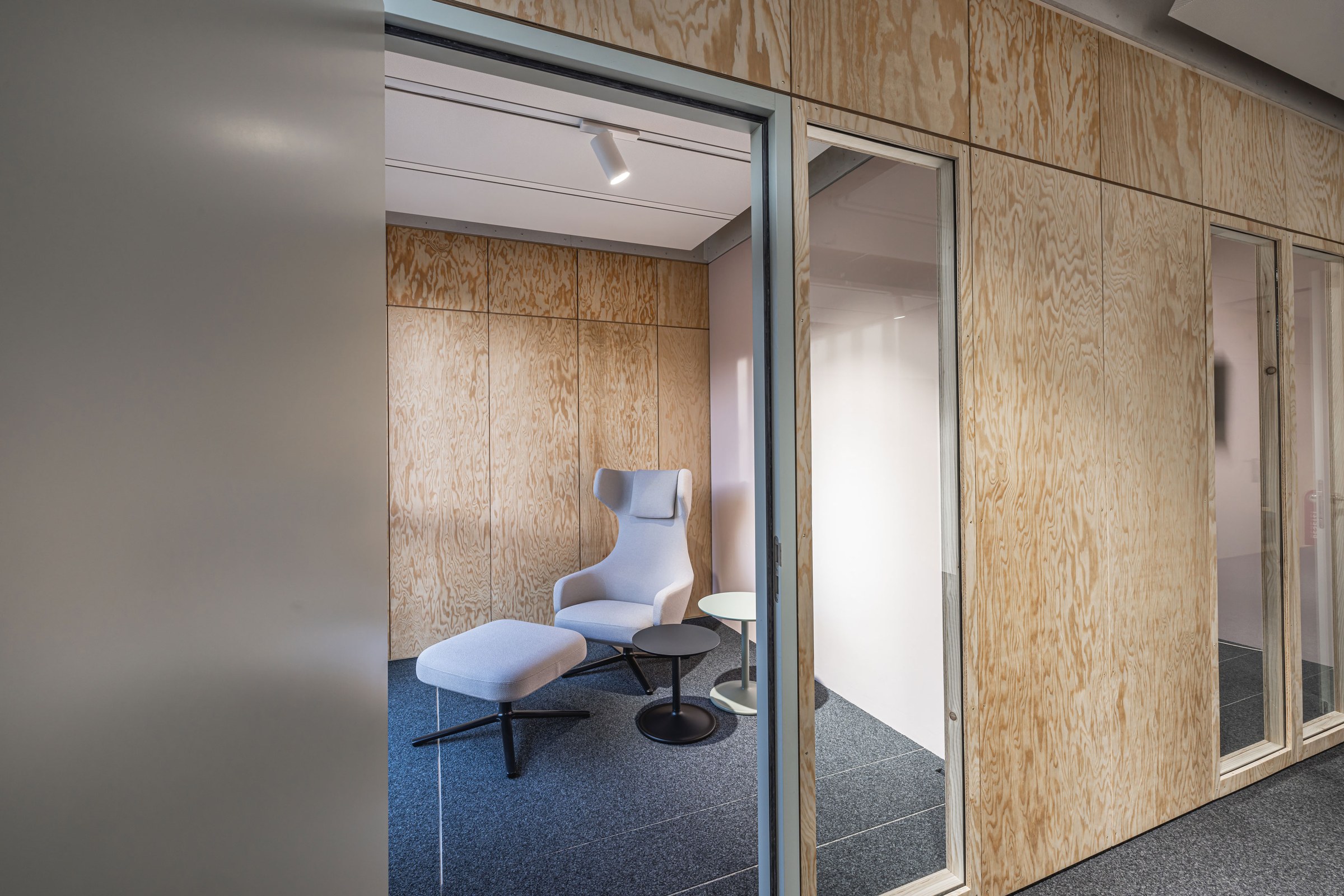 Sessel hinter verglaster Wand