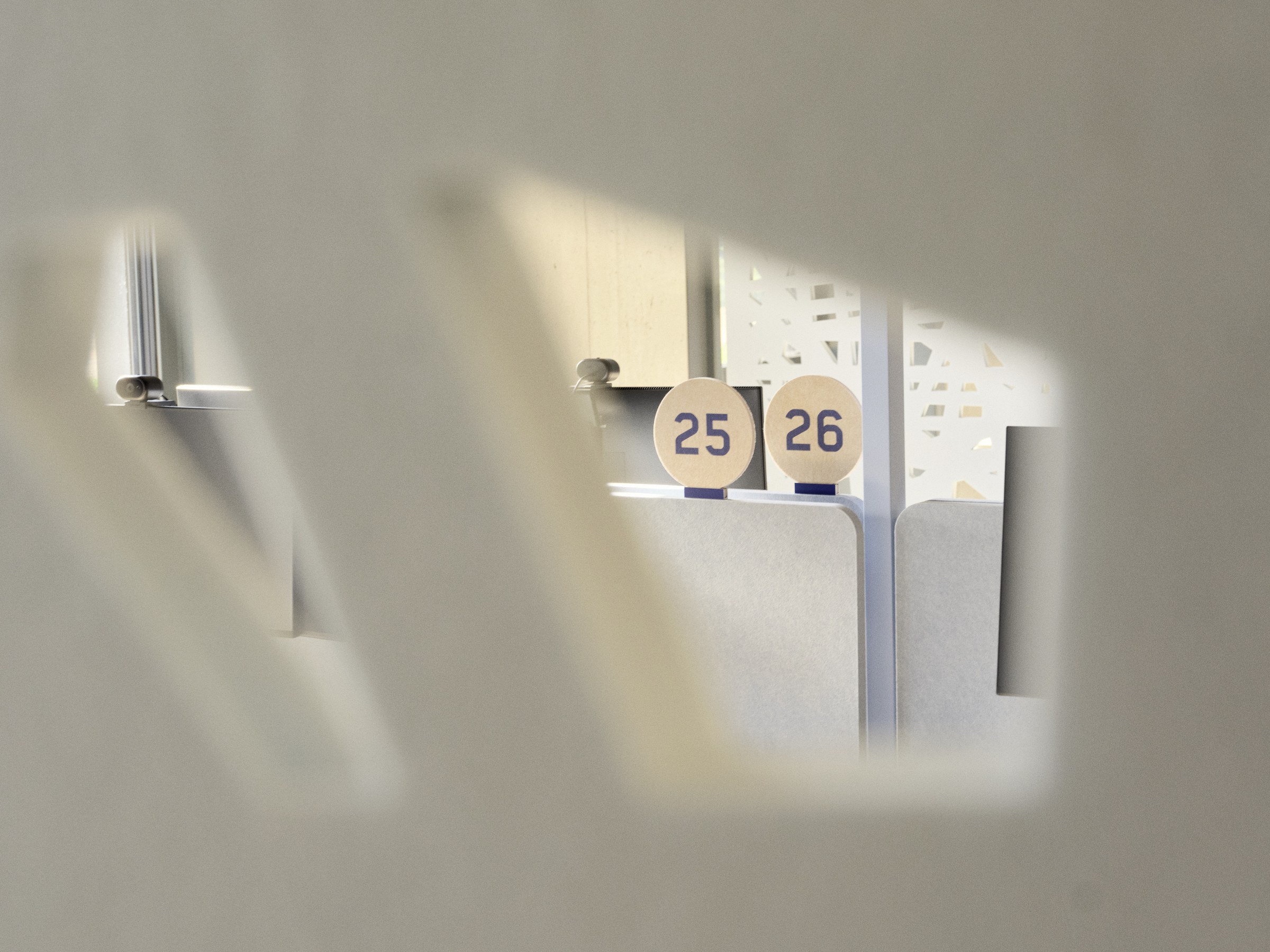 Detailaufnahme auf die Nummer der Schreibtische.